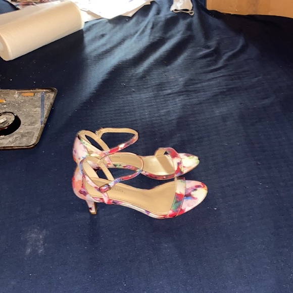 Small heel sandals more like a pump cutsy - Picture 7 of 12